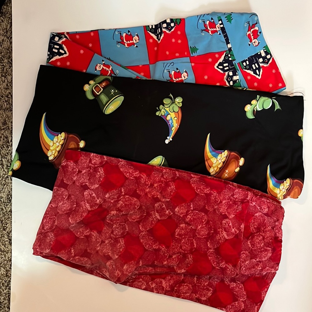 A collection of holiday Lularoe leggings!